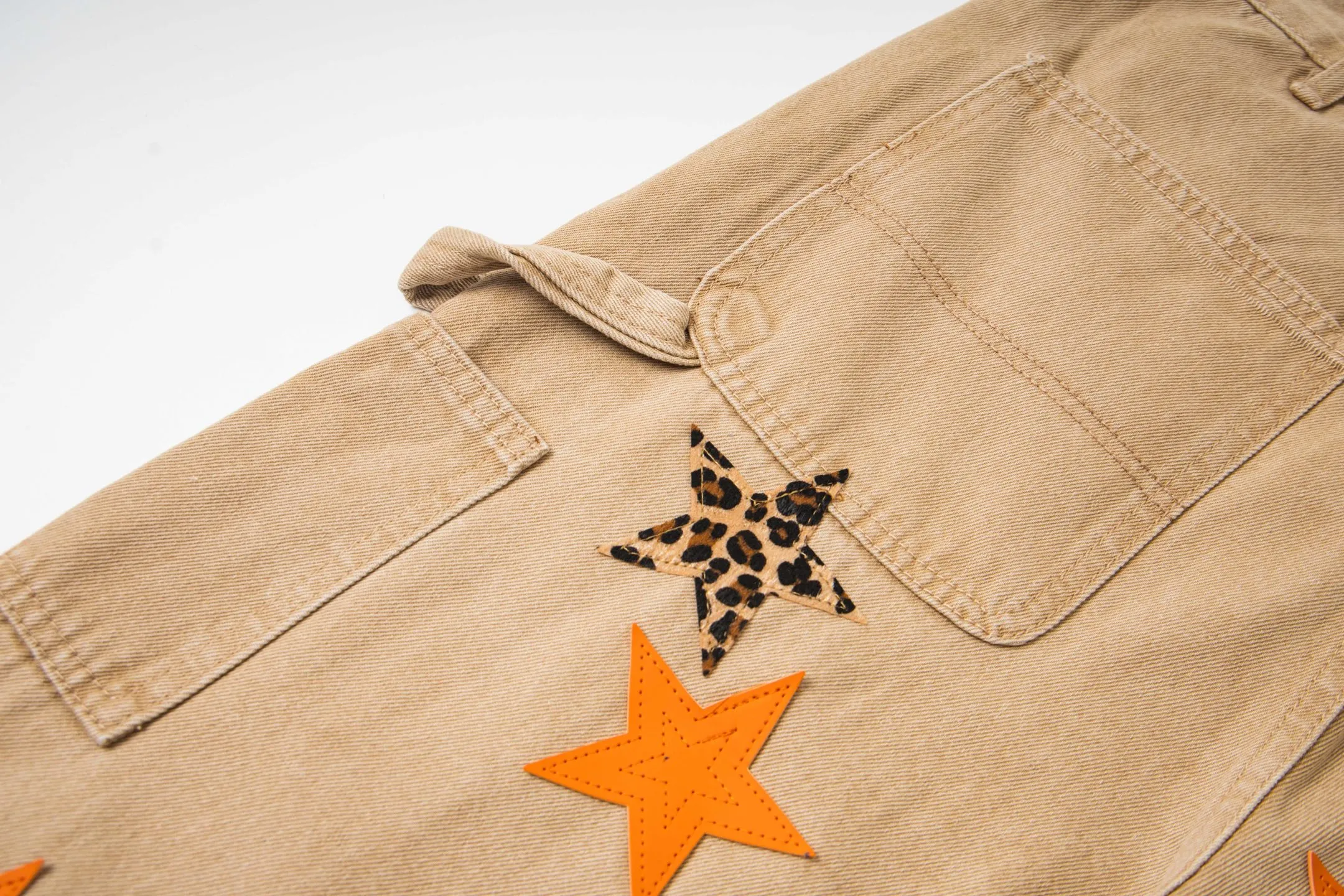 P280 Chrome Hearts khaki orange leopard print star couple jeans are a hot trend this season and are sought after by countless celebrities and fashionistas. The neat details of the cutting process add color to the playful fashion! The neat and meticulous design, and the well-fitting structure is unique. The upper body not only has outstanding recognition, but also looks younger and younger. A style with the ultimate wearing meaning and performance, gorgeous color matching, and the craftsmanship of this style is also extremely extraordinary. After the finished product is washed, it is disassembled and hand-made with sheepskin cross leather and then spliced ​​together to complete. The whole piece has too many craftsmanship to describe. It is decorated with patchwork cross flowers and high-waisted washed jeans! ! Absolutely high-end luxury product, a god-level single product, a super popular product, made with top heavy industry, a must-see magic weapon that can't be missed. Style number: 1828# Size: 30 32 34 36 Color: Khaki